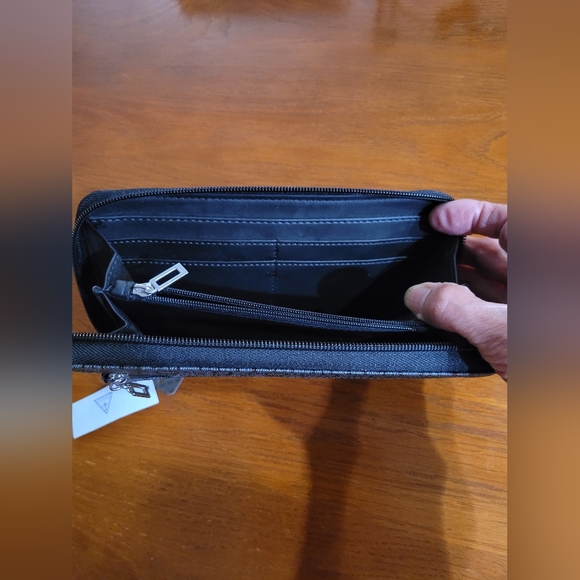 Guess Wallet - Picture 4 of 5